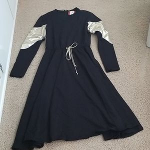 3/$20🎉 Black/gold midi flare dress